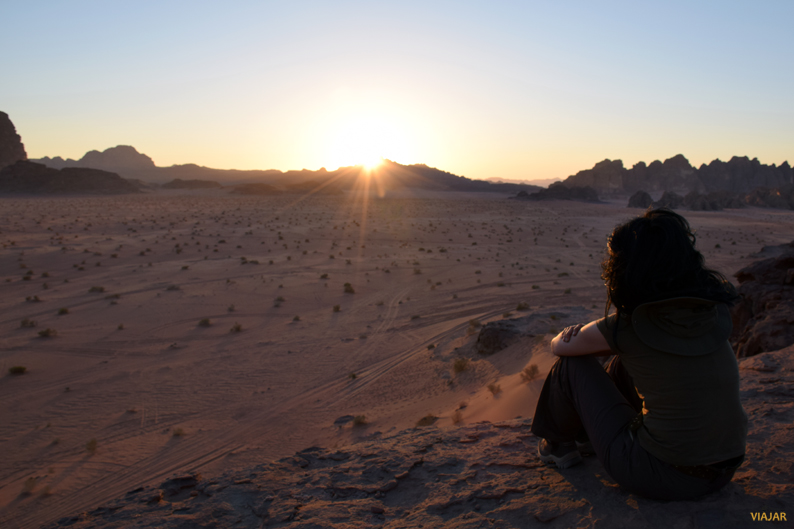 Contemplando-la-puesta-de-sol-en-Wadi-Rum_-Jordania